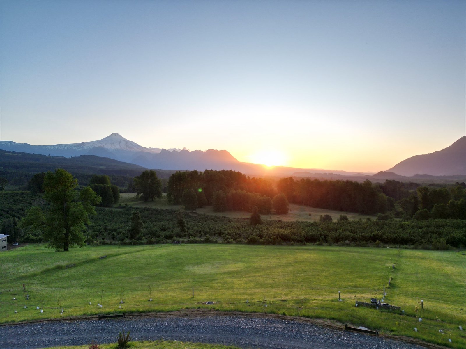 Amanecer sobre el valle del condominio con la cordillera de fondo