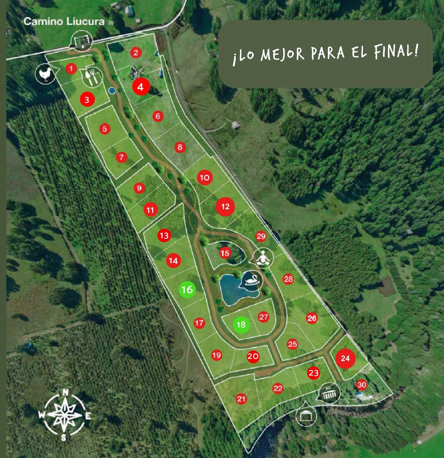 Vista aérea del condominio El Mañío con los 30 lotes numerados: en verde los dos disponibles (16 y 18) y en rojo los ya vendidos. Se distinguen la laguna central, el quincho, la sala de yoga y el sector de termas.
